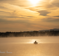 fileadmin/roha/images_galerie/orte_landschaft/Waging/STIM-WAG-SEE-0008-D-roha-Waging-See-Fischer-Stimmung-Nebel-Boot.png