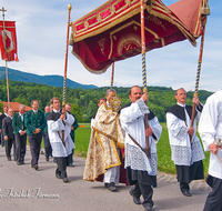 fileadmin/roha/images_galerie/brauchtum/Fronleichnam/Fronleichnam-Teisendorf/BR-FRON-TEI-PROZ-0011-29-D-roha-Brauchtum-Fronleichnam-Prozession-Teisendorf-Himmel-Monstranz.png