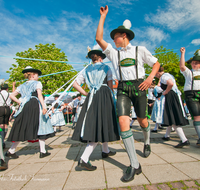 fileadmin/roha/images_galerie/brauchtum/Maibaum/Teisendorf/BR-MAIB-TEI-TANZ-0036-D-roha-Brauchtum-Maibaum-Teisendorf-Bandl-Tanz-Tracht.png