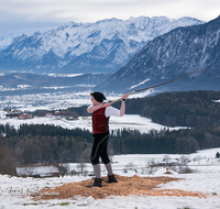 fileadmin/roha/images_galerie/brauchtum/Schnalzen/Anger-Piding-Aufham-Hoegl/BR-SCHNA-ANG-1424-04-D-roha-Brauchtum-Aper-Schnalzen-Anger-Aufham-Piding-Winter-Schnee.png