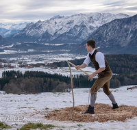 fileadmin/roha/images_galerie/brauchtum/Schnalzen/Anger-Piding-Aufham-Hoegl/BR-SCHNA-ANG-PID-1502-02-D-roha-Brauchtum-Aper-Schnalzen-Anger-Aufham-Piding-Winter-Schnee.png