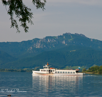 fileadmin/roha/images_galerie/orte_landschaft/Chiemsee/CHIE-SCHIFF-0022-D-roha-Chiemsee-Schiff-Fahrt-Schifffahrt-Berge-Kampenwand.png