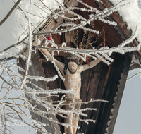 fileadmin/roha/images_galerie/kirche_religion/Berchtesgaden/KKKM-BGD-ASCH-0005-D-roha-Wegkreuz-Bischofswiesen-Aschauerweiher-Winter-Schnee.png