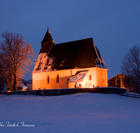 fileadmin/roha/images_galerie/kirche_religion/Piding/KKKM-PID-0002-1-D-roha-Kirche-Mauthausen-Piding-St--Laurentius-Winter-Nacht.png