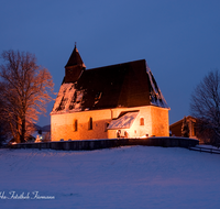 fileadmin/roha/images_galerie/kirche_religion/Piding/KKKM-PID-0002-1-D-roha-Kirche-Mauthausen-Piding-St--Laurentius-Winter-Nacht.png