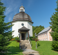 fileadmin/roha/images_galerie/orte_landschaft/Oberndorf_-_Oesterreich/OBERND-STILL-OESTERR-0100-D-roha-Oberndorf-Oesterreich-Stille-Nacht-Kapelle.png