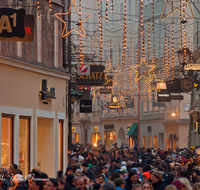 fileadmin/roha/images_galerie/orte_landschaft/Salzburg/Getreidegasse/SA-GETREID-0011-D-roha-Salzburg-Getreidegasse-Menschen-Menge-Weihnachten-Beleuchtung.png