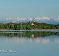 fileadmin/roha/images_galerie/orte_landschaft/Abtsdorf-Abtsdorfer-See/ABTS-0010-D-roha-Abtsdorf-See-Tennengebirge-Wasser-Kirche.png