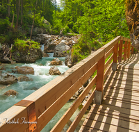 fileadmin/roha/images_galerie/orte_landschaft/Berchtesgaden/Ramsau/BGD-RA-ZAUB-0015-D-roha-Berchtesgaden-Ramsau-Zauberwald-Wildwasser-Weg-Steg.png