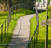 fileadmin/roha/images_galerie/kirche_religion/Ainring-Kreuzweg/KKKM-AINR-KR-SCHILD-0004-D-roha-Kreuz-Weg-Ainring-Wegweiser.png