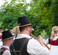 fileadmin/roha/images_galerie/musik/Blasmusik/Anger_-_Aufham/MU-BLA-ANG-BERG-STA-2018-1944-04-D-roha-Musik-Blasmusik-Musikkapelle-Anger-Bergschuetzen-Dorfplatz-Standkonzert.png