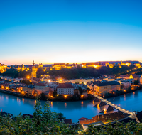 fileadmin/roha/images_galerie/orte_landschaft/Burghausen/BURGH-PAN-NA-0004-D-P-roha-Burghausen-Salzach-Burg-Panorama-Nacht-Stimmung.png