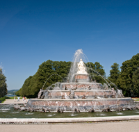 fileadmin/roha/images_galerie/Wasser-Brunnen/CHIE-HERR-0025-D-roha-Chiemsee-Herrenchiemsee-Brunnen-Garten.png