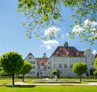 fileadmin/roha/images_galerie/orte_landschaft/Freilassing/FREIL-ALT-SCHU-0005-0-01-D-roha-Freilassing-Schule-Georg-Wrede-Platz-Brunnen-Figur-Marmor.png