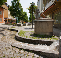 fileadmin/roha/images_galerie/orte_landschaft/Freilassing/FREIL-FUSSG-0005-D-roha-Freilassing-Fussgaengerzone-Brunnen-Bach.png