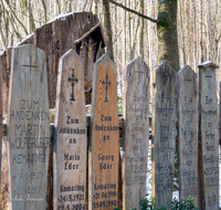 fileadmin/roha/images_galerie/kirche_religion/Saaldorf/KKKM-SAALD-KEM-0001-04-D-roha-Wegkreuz-Saaldorf-Kemating-Winter-Totenbretter.png