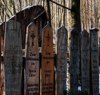 fileadmin/roha/images_galerie/kirche_religion/Saaldorf/KKKM-SAALD-KEM-0001-04-D-roha-Wegkreuz-Saaldorf-Kemating-Winter-Totenbretter.png