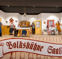 fileadmin/roha/images_galerie/orte_landschaft/Saaldorf/Theater/SAAL-THEAT-2024-2101-D-roha-Saaldorf-Theater-Urschl.png