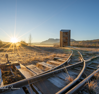 fileadmin/roha/images_galerie/orte_landschaft/Ainring/SO-AU-AIN-MOOR-GL-0001-D-M-roha-Sonnenaufgang-Ainring-Moor-Gleis-Turm.png