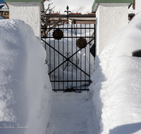 fileadmin/roha/images_galerie/orte_landschaft/Teisendorf/Neukirchen/TEI-NEUK-WI-KI-0008-D-roha-Teisendorf-Neukirchen-Friedhof-Tor-Schnee.png