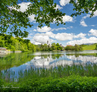 fileadmin/roha/images_galerie/orte_landschaft/Anger/Hoeglwoerth/AN-HOE-0051-0-30-D-roha-Anger-Hoeglwoerth-See-Kloster.png