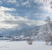 fileadmin/roha/images_galerie/orte_landschaft/Anger/Anger/AN-WI-0004-01-D-M-roha-Anger-Hochstaufen-Winter-Dorf-Schnee-Baum.png