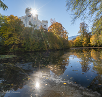 fileadmin/roha/images_galerie/orte_landschaft/Bad_Reichenhall/BAD-REI-MARZ-0009-11-D-roha-Bad-Reichenhall-Schloss-Marzoll-Weiher-Herbst-Sonne.png