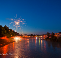 fileadmin/roha/images_galerie/brauchtum/Sonnwendfeuer/BR-SONNW-FEU-LAUF-0004-D-roha-Brauchtum-Sonnwend-Feuer-Sunnawendhansl-Laufen-Salzach-Feuerwerk.png