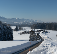 fileadmin/roha/images_galerie/orte_landschaft/Siegsdorf/LANDS-CHIE-BER-WI-0004-D-roha-Landschaft-Neukirchen-Winter-Chiemgauer-Berge.png