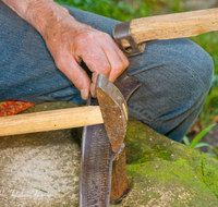 fileadmin/roha/images_galerie/Landwirtschaft/LANDW-HAND-SENS-0021-D-roha-Landwirtschaft-Handarbeit-Sense-dengeln-Hand-Hammer.png