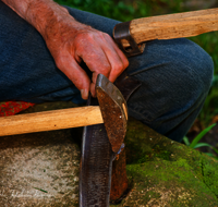 fileadmin/roha/images_galerie/Landwirtschaft/LANDW-HAND-SENS-0021-D-roha-Landwirtschaft-Handarbeit-Sense-dengeln-Hand-Hammer.png