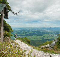 fileadmin/roha/images_galerie/orte_landschaft/Piding/PID-HOCHST-0004-D-roha-Piding-Hochstaufen-Weg-Wegkreuz-Wanderer-Panorama.png