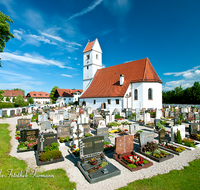 fileadmin/roha/images_galerie/orte_landschaft/Saaldorf/SAAL-SURH-KIR-0001-D-roha-Saaldorf-Surheim-Kirche-Friedhof-Grab.png