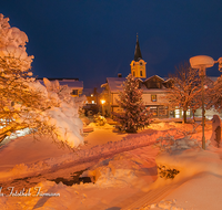 fileadmin/roha/images_galerie/orte_landschaft/Teisendorf/Teisendorf-Markt/TEI-MA-PLA-0001-5-D-roha-Teisendorf-Marktplatz-Weihnachten-Nacht-Christbaum-Schnee.png