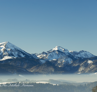 fileadmin/roha/images_galerie/orte_landschaft/Siegsdorf/WINT-CHIEMG-0004-1-D-roha-Winter-Chiemgau-Berge-Hochberg-Hochfelln-Siegsdorf-Traunstein.png