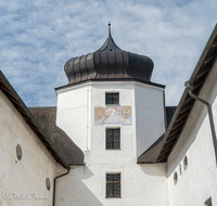 fileadmin/roha/images_galerie/Hintergrund-Download/1600x1200/AN-HOE-KLOST-0088-D-MR-roha-Anger-Hoeglwoerth-Kloster-Innenhof-Turm.png