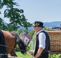 fileadmin/roha/images_galerie/orte_landschaft/Teisendorf/Neukirchen/Trachtenfest-Neukirchen-2019/BR-FEST-NEUK-TRACH-2019-08-11-1205-01-D-roha-Brauchtum-Fest-Neukirchen-Trachtenverein-Festzug.png