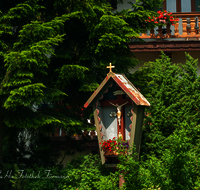 fileadmin/roha/images_galerie/orte_landschaft/Inzell/KKKM-INZ-0003-D-roha-Wegkreuz-Inzell-Balkon-Blumenschmuck.png