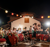 fileadmin/roha/images_galerie/orte_landschaft/Piding/Piding-Feste-Theater-usw/PID-LEU-BR-2019-2219-01-D-roha-Piding-Leuchtbrunnenfest-Musikkapelle-Petersplatz-Rupertusbrunnen.png