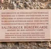 fileadmin/roha/images_galerie/orte_landschaft/Salzburg/Fassaden_und_Details/SA-DETAIL-0003-D-roha-Salzburg-Detail-Marmor-Tafel-Buergergarde-Schild-Schrift.png