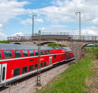 fileadmin/roha/images_galerie/arbeit_technik/TECHN-EISENB-TEI-0014-D-roha-Technik-Eisenbahn-Bruecke-Gleise-Zug-Teisendorf-Amersberg.png