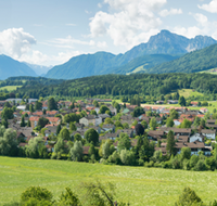 fileadmin/roha/images_galerie/kirche_religion/Teisendorf-Kreuzweg/TEI-NORD-WEST-PAN-0009-P-D-roha-Teisendorf-Panorama-Gaisberg-Untersberg-Fuderheuberg-Hochstaufen-Teisenberg.png