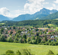 fileadmin/roha/images_galerie/kirche_religion/Teisendorf-Kreuzweg/TEI-NORD-WEST-PAN-0009-P-D-roha-Teisendorf-Panorama-Gaisberg-Untersberg-Fuderheuberg-Hochstaufen-Teisenberg.png