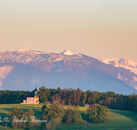 fileadmin/roha/images_galerie/orte_landschaft/Waging/WAG-MUEHLB-0030-D-roha-Waging-Maria-Muehlberg-Kirche-Untersberg.png