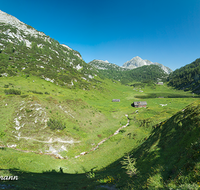 fileadmin/roha/images_galerie/orte_landschaft/Berchtesgaden/Nationalpark_Klausbachtal_Wimbachtal_-Klamm/BGD-NAT-FUNT-0005-0-P-D-roha-Berchtesgaden-Nationalpark-Funtensee-Almhuette-Kaerlingerhaus-Panorama.png