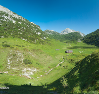 fileadmin/roha/images_galerie/orte_landschaft/Berchtesgaden/Nationalpark_Klausbachtal_Wimbachtal_-Klamm/BGD-NAT-FUNT-0005-0-P-D-roha-Berchtesgaden-Nationalpark-Funtensee-Almhuette-Kaerlingerhaus-Panorama.png