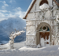 fileadmin/roha/images_galerie/kirche_religion/Anger/KKKM-ANG-STROB-WI-0003-D-roha-Kapelle-Anger-Aufham-Strobl-Alm-Winter-Hochstaufen.png