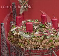 fileadmin/roha/images_galerie/Baum-natur-garten/Gaertnerei/LANDA-DEKO-WEIH-0010-D-roha-Landart-Deko-Weihnachten-Gaertnerei-Kerze-Adventkranz.jpg