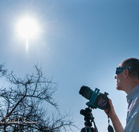 fileadmin/roha/reportagen/Sonnenfinsternis/MEN-SO-FI-FOT-0004-D-roha-Mensch-Himmel-Sonnenfinsternis-Brille-Sofibrille-Fotograf.png