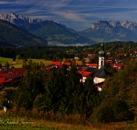 fileadmin/roha/images_galerie/orte_landschaft/Reit_im_Winkl/REIT-IM-WI-0006-D-roha-Reit-im-Winkl-Kirche-Chiemgau.png